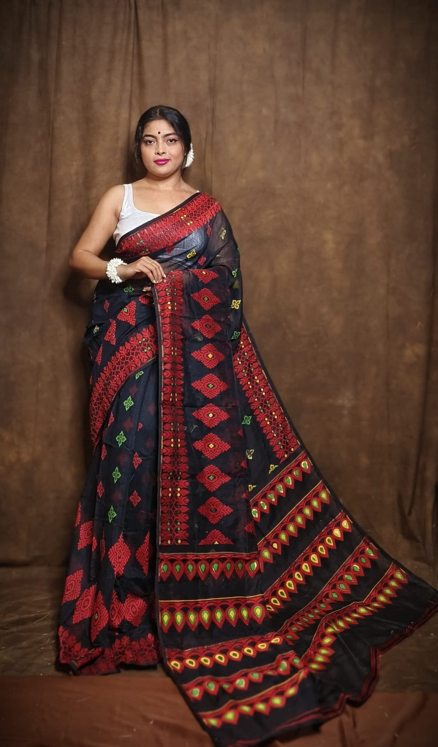 Exclusive Black Dhakai Jamdani Sari - Image 2