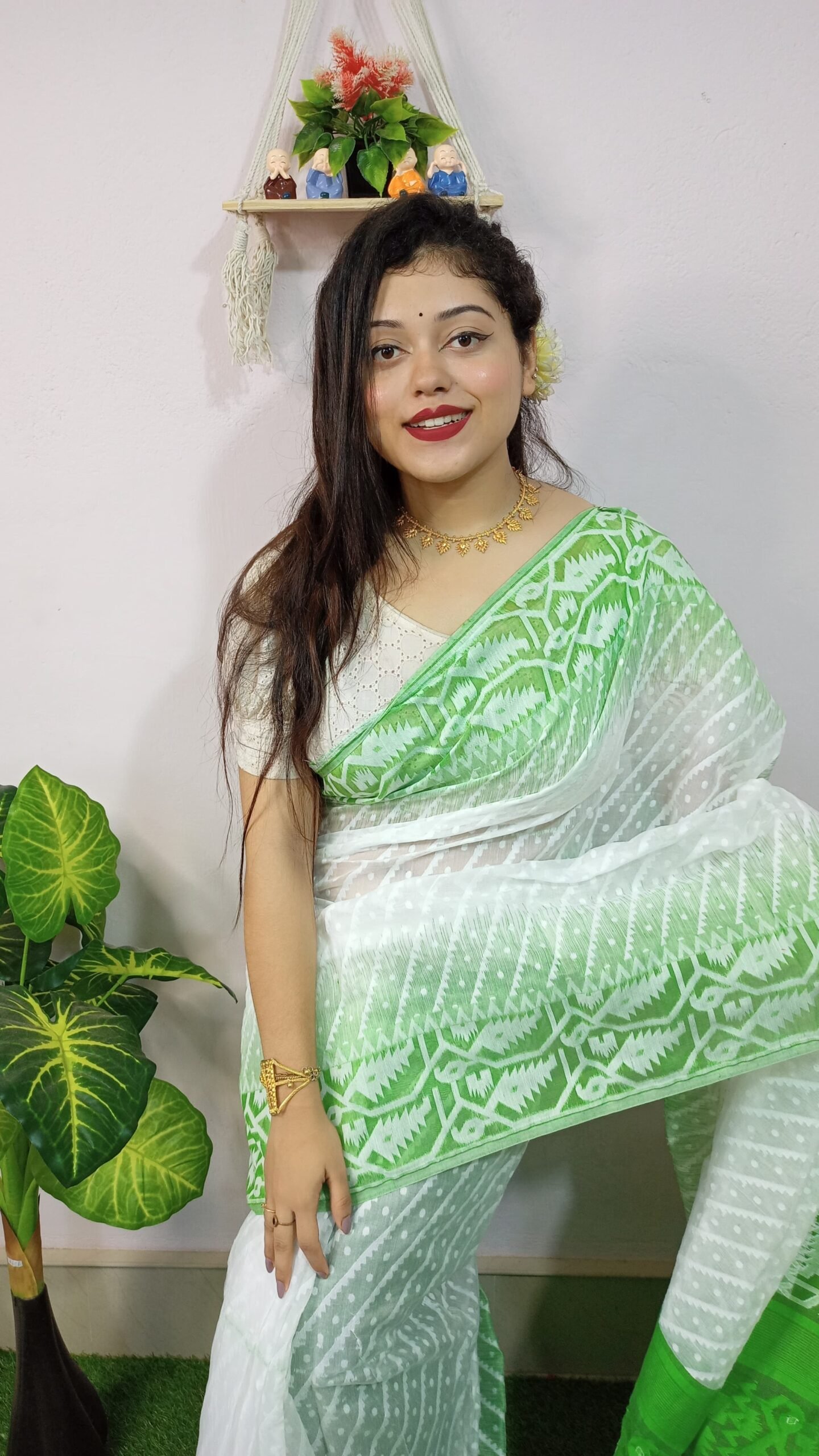 Exclusive Ikkat White Green Jamdani Saree - Image 3