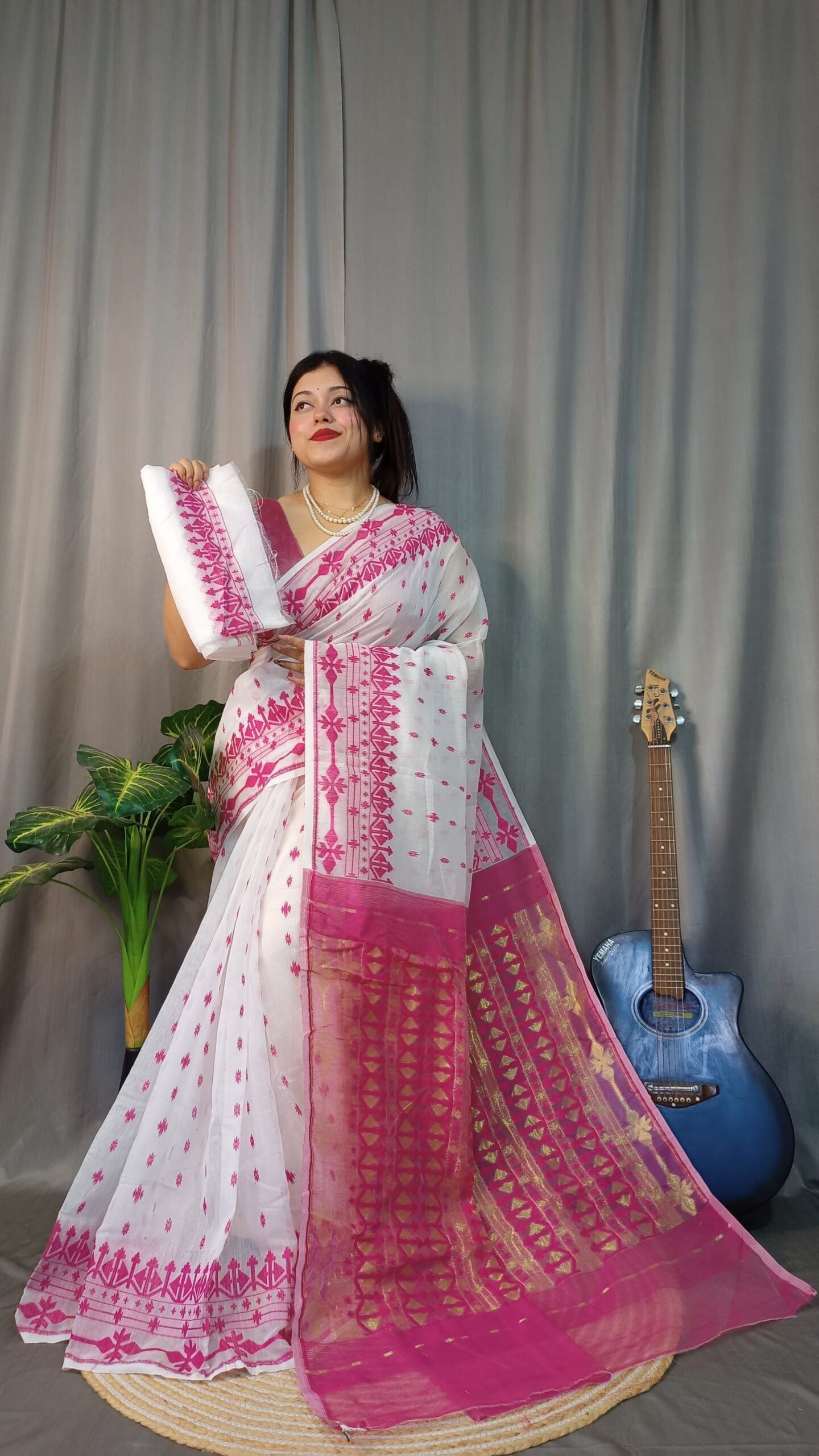 Tarongonila Soft White Pink Jamdani Saree - Image 3