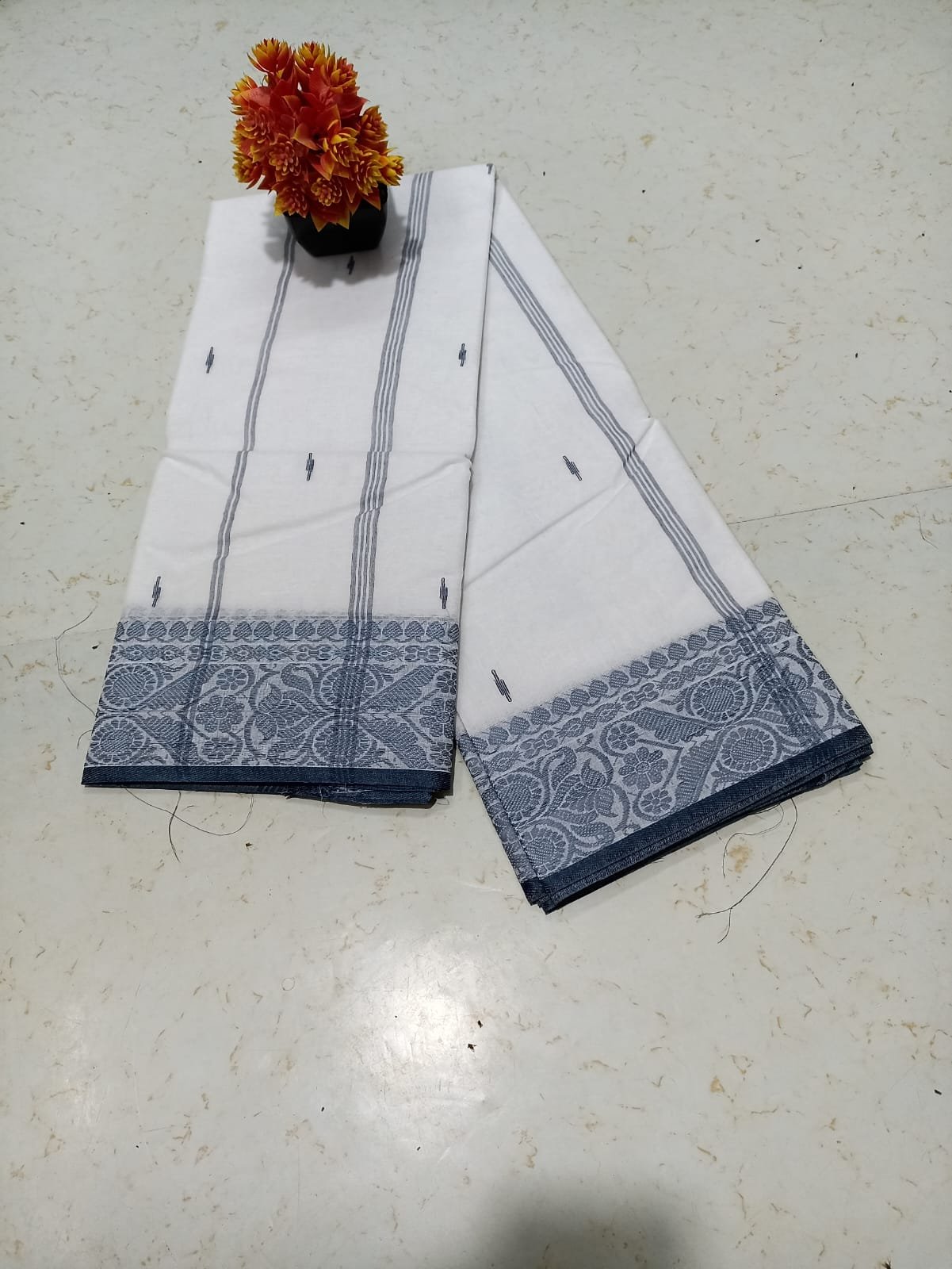 Tath Hand Waving White Blue Hard Saree - Image 2