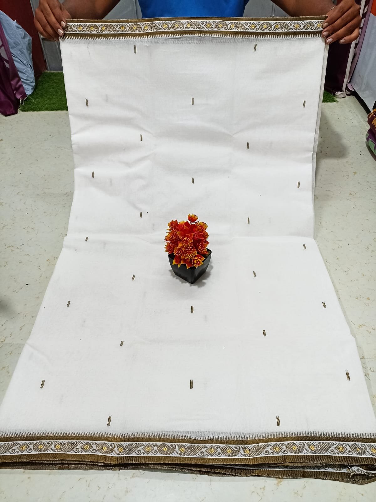 Tath Hand Waving White Brown Hard Inchi Par Saree