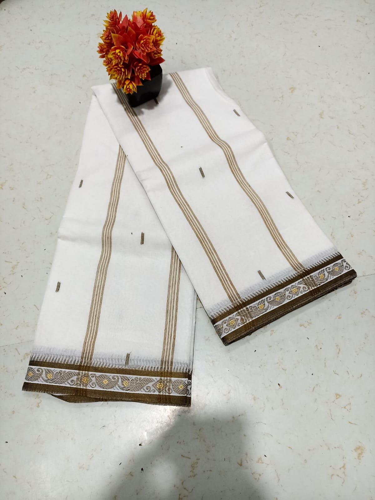 Tath Hand Waving White Brown Hard Inchi Par Saree - Image 2