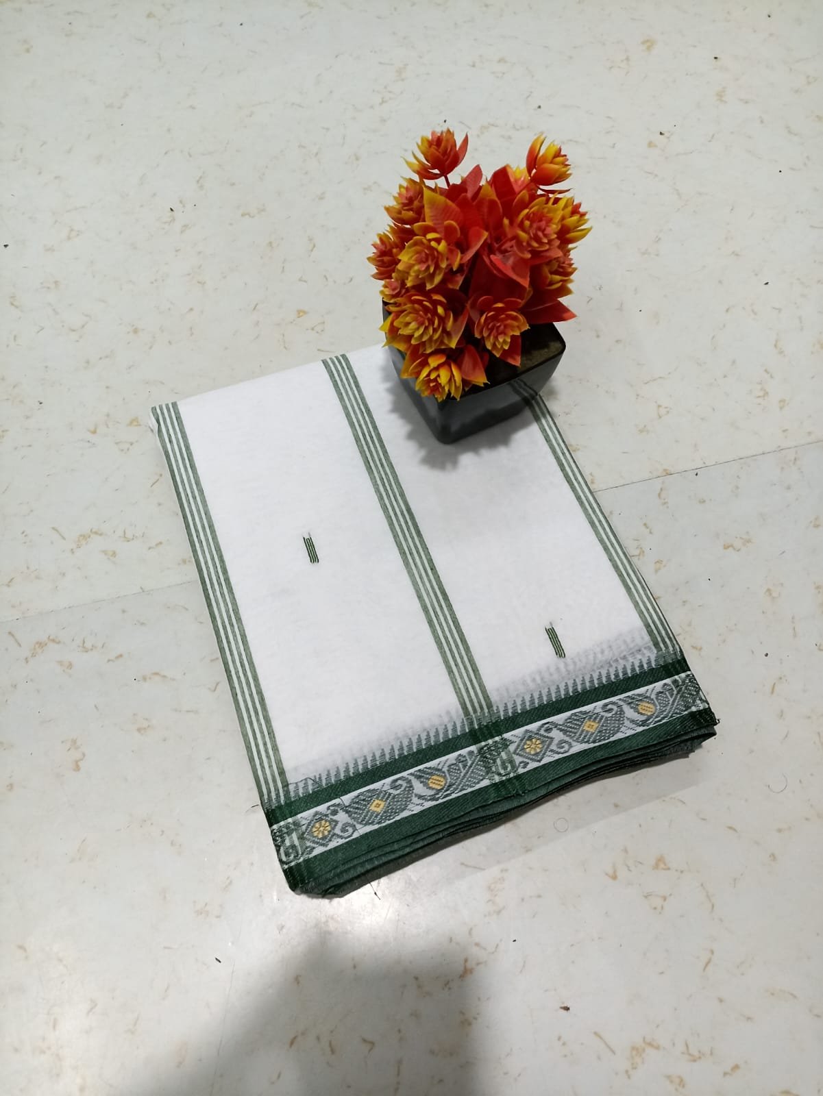 Tath Hand Waving White Pasta Hard Inchi Par Saree - Image 3