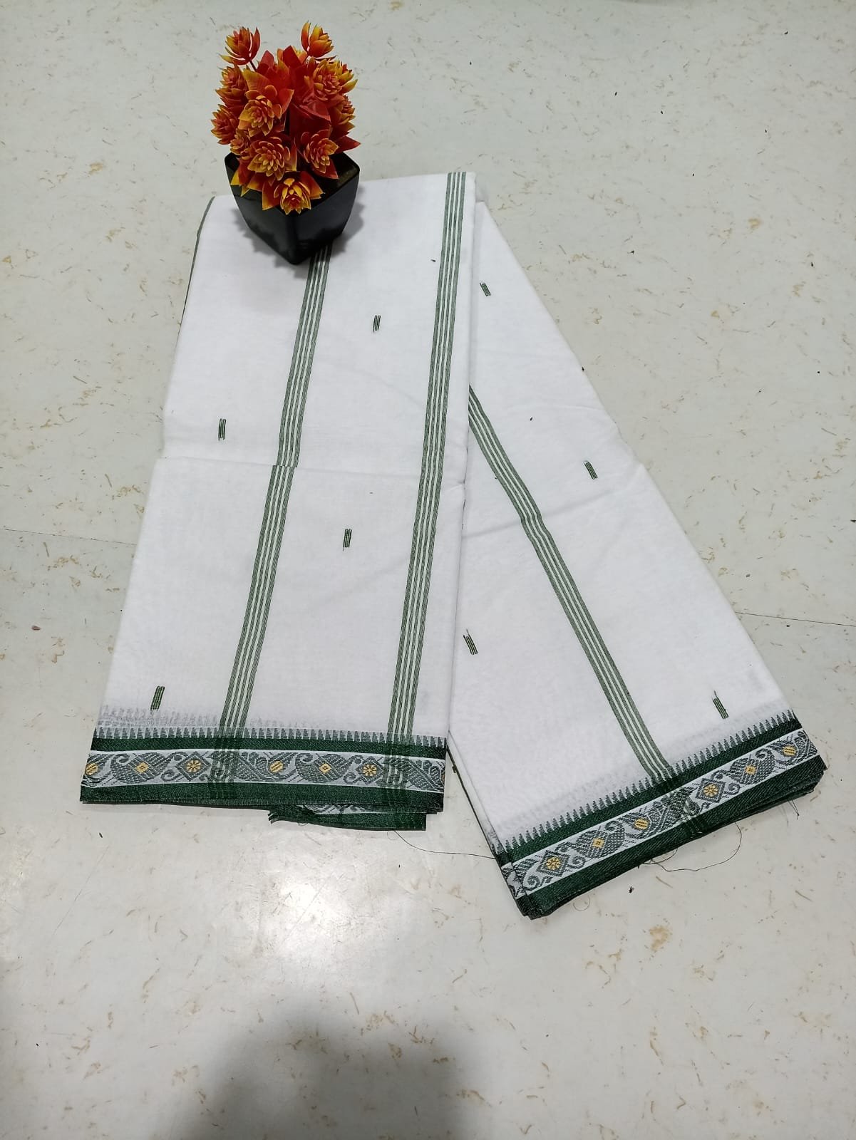 Tath Hand Waving White Pasta Hard Inchi Par Saree - Image 2