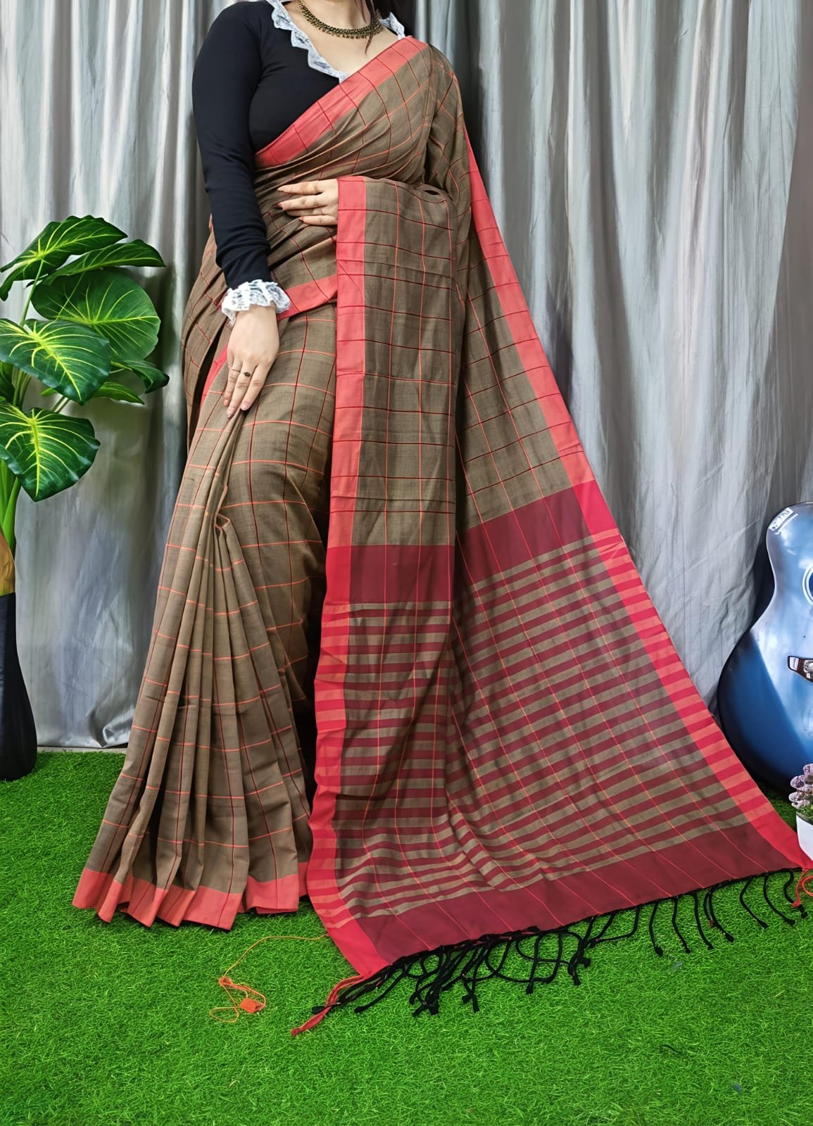 Manjuri Chek Cotton Brown Soft Saree - Image 2